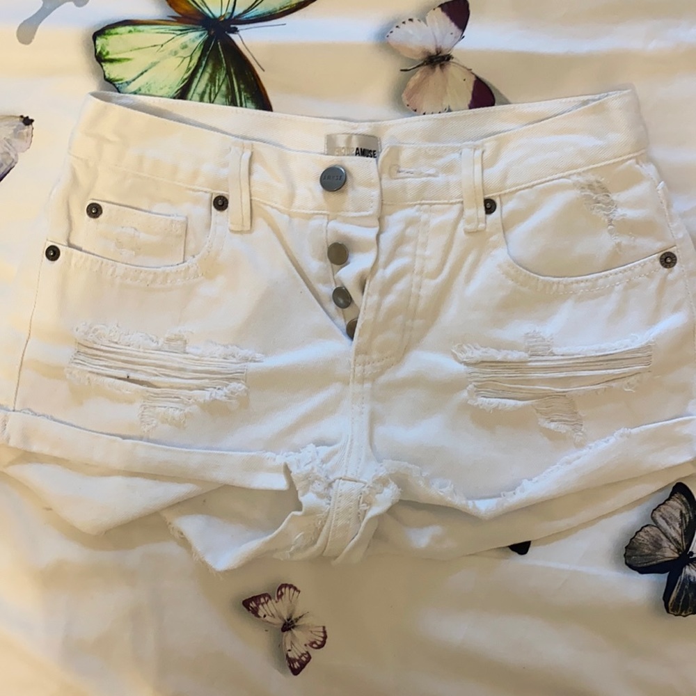Size 25 amuse jean shorts. Loose cut fits amazing